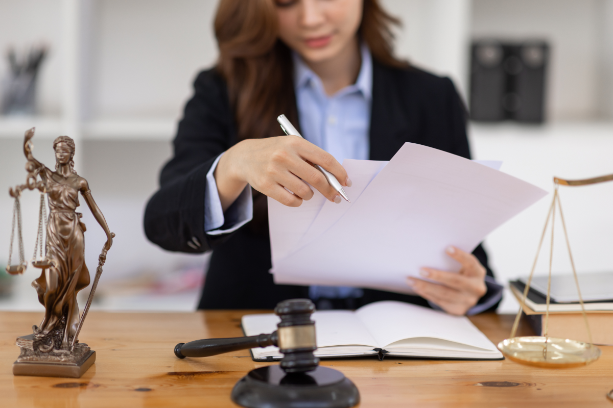 Аутсорсинг юридических услуг вместо штатного юриста: где скрыта реальная экономия и безопасность? Юридический аутсорсинг vs штатный юрист: выгоды и риски в 2026 году