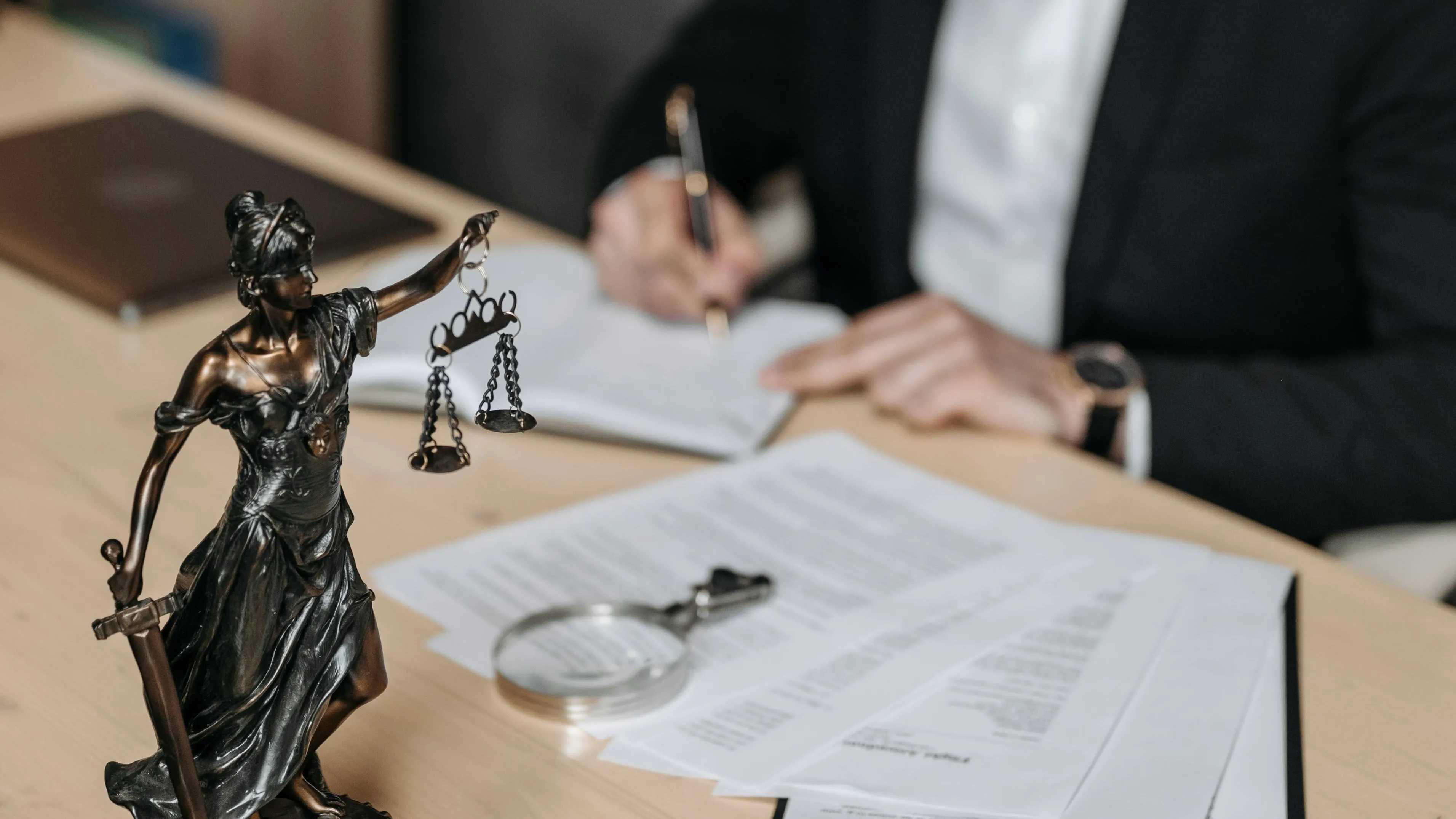 Консультация адвоката по уголовным и гражданским делам: когда юридическая помощь особенно важна Консультация адвоката по уголовным и гражданским делам: когда юридическая помощь особенно важна