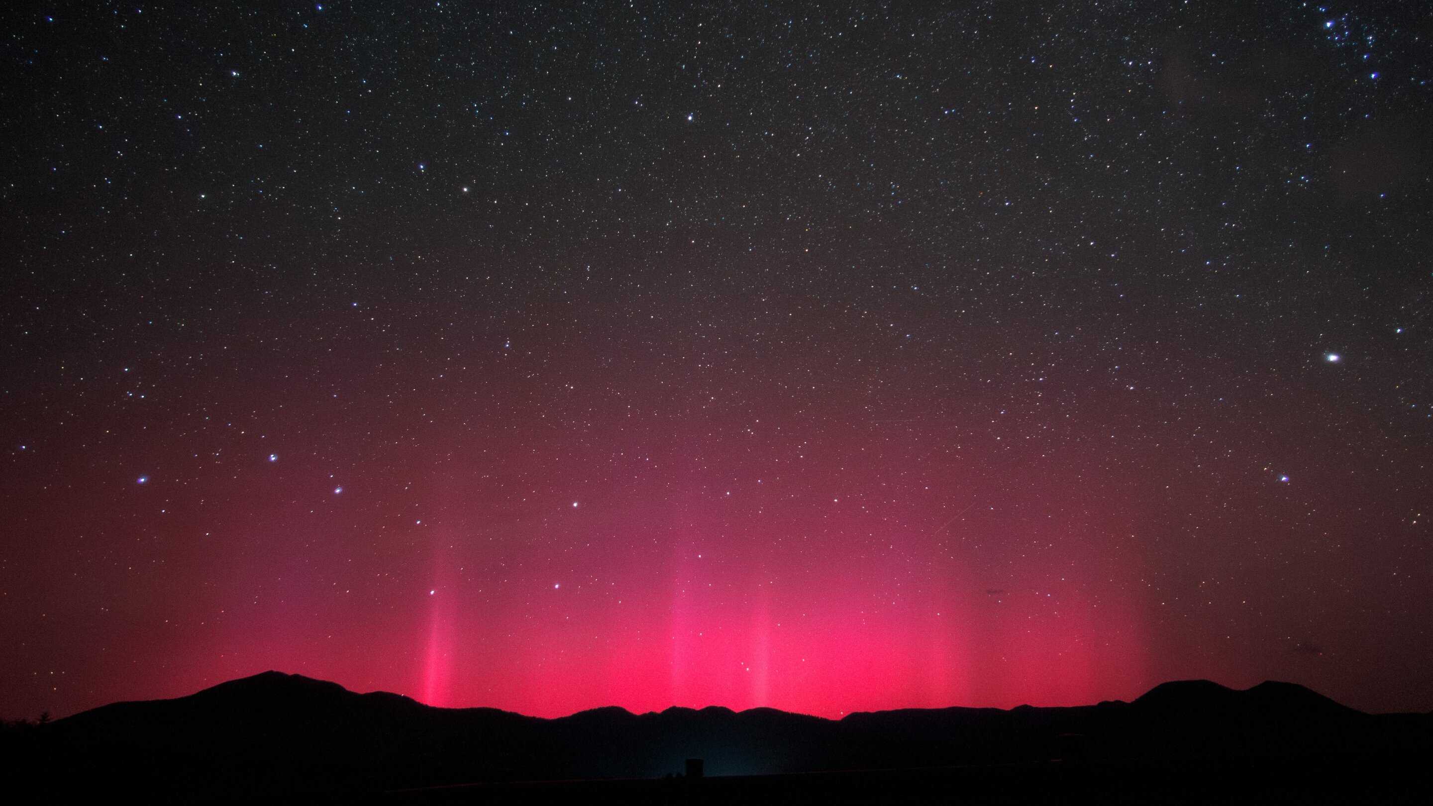 Полярное сияние над японским островом Хоккайдо В древесине выявили следы солнечно-протонного шторма 800-летней давности